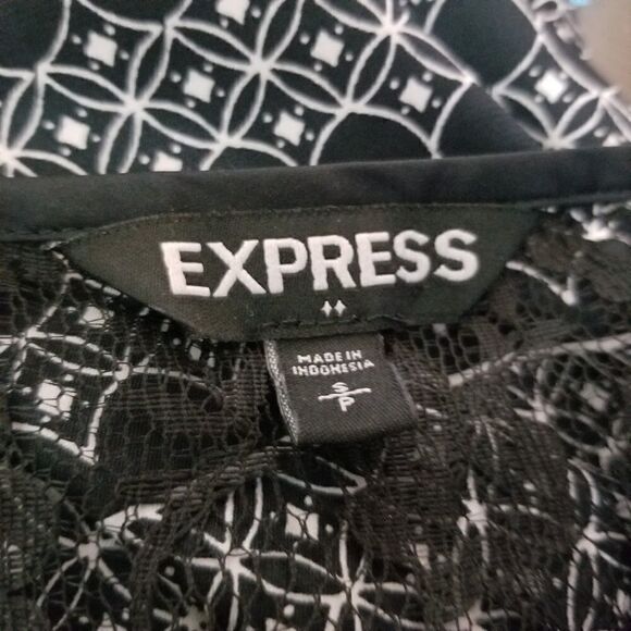 EXPRESS Capped Sleeve with Lace Accent. Size S. - Picture 7 of 8